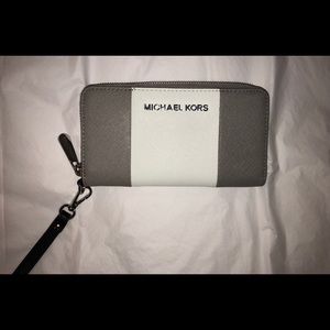 Michael kors wristlet